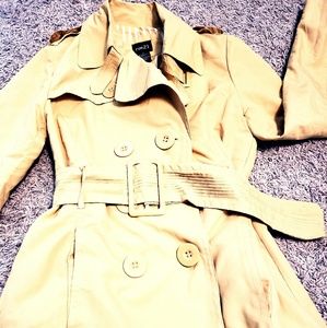 Brighten a rainy day w this beautiful yellow coat